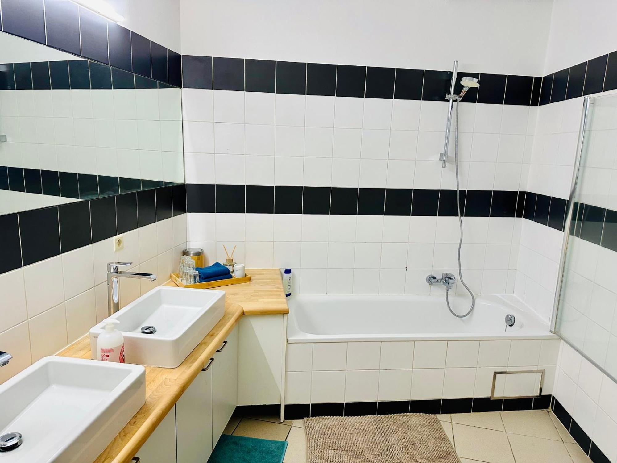 Down Town Oasis-Spacious Loft With Private Parking Брюксел Екстериор снимка